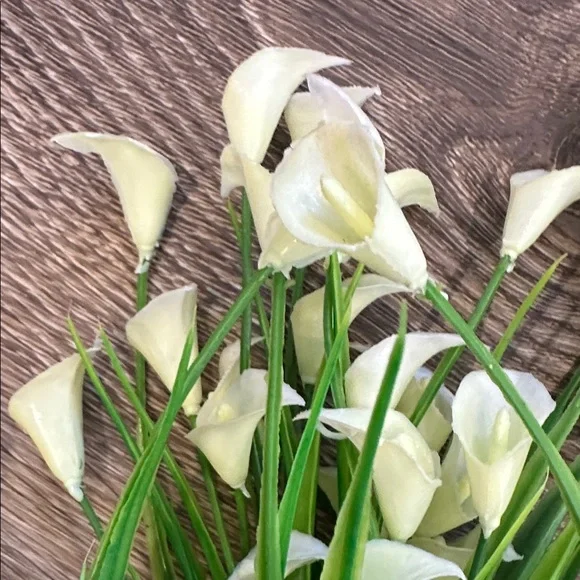 Creamy White ribbed Ceramic Vase with small faux calla lily flowers - Picture 10 of 10